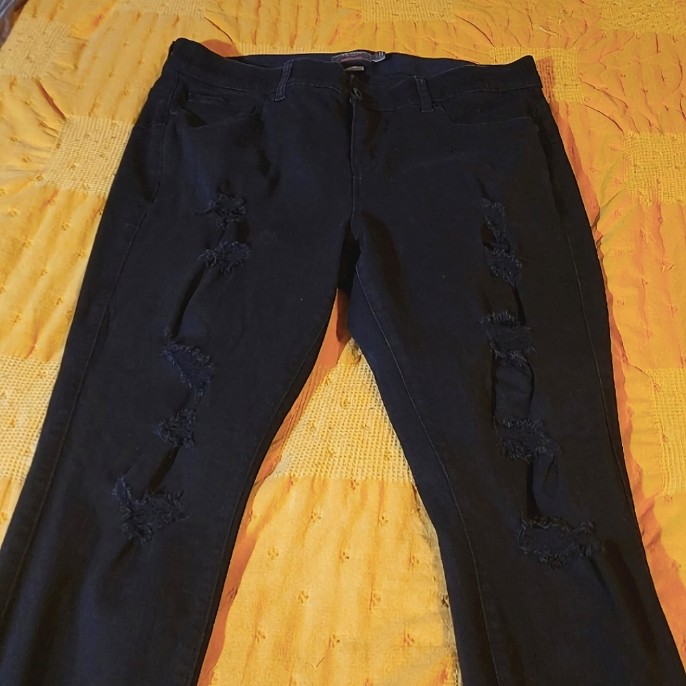 Destructed black skinny jeans